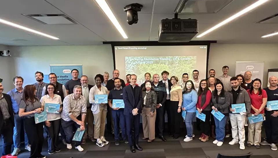 Les volontaires Veoliaforce à l'issue de leur formation, soutenus par Sébastien Daziano, en charge de Veolia North America.