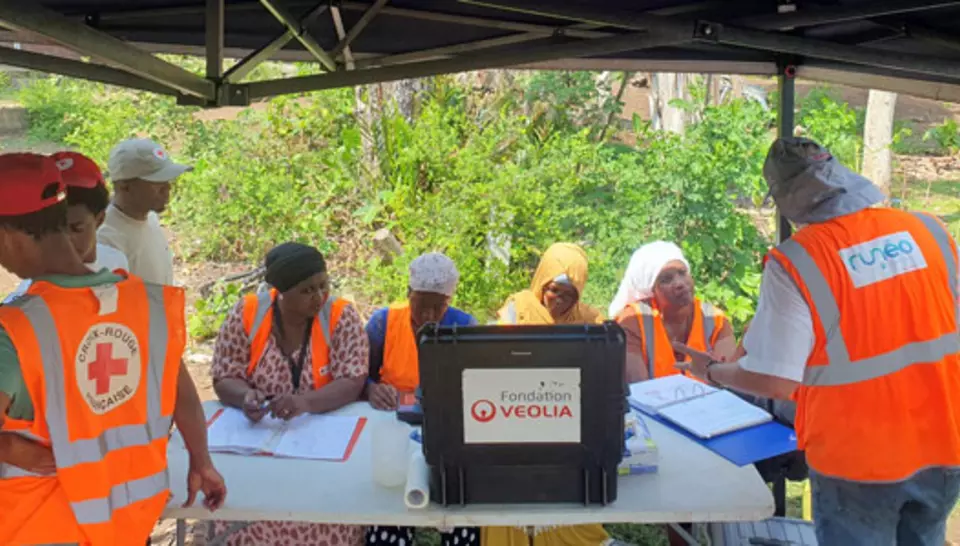 Analyses de l'eau par les équipes de la Croix-Rouge et des volontaires Veoliaforce
