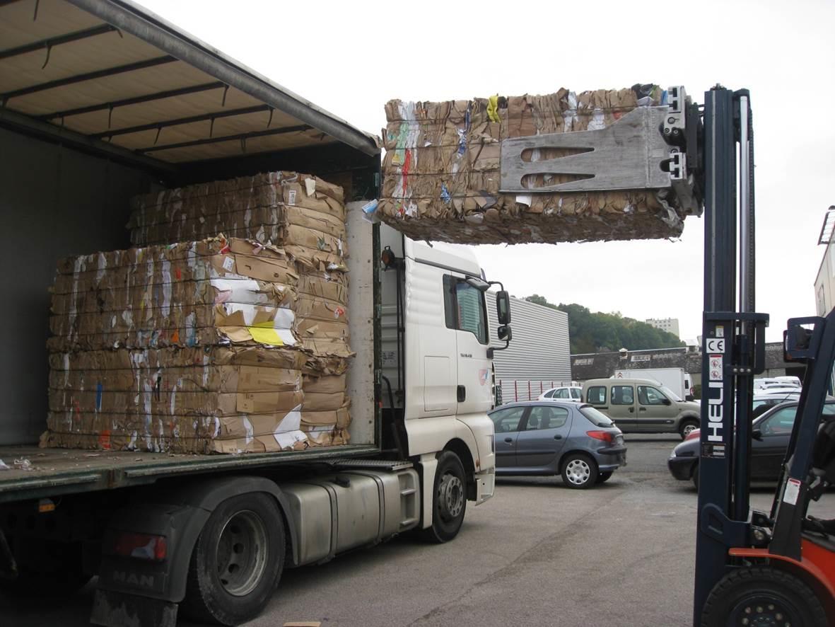 Un nouveau matériel pour le conditionnement solidaire des papiers cartons 10030,raw,2012---12SE1587-Atelier-papier-carton.jpg
