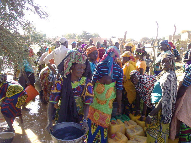 Des adductions d'eau potable pour les villages, avec les villageois 9962,raw,2013-13HD1730---R_seau-Marp-Niger.jpg