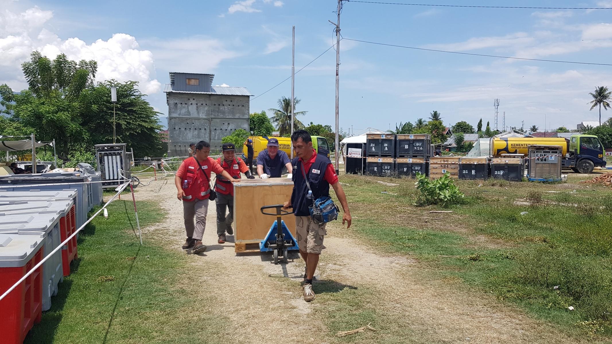 Des équipes de la Croix Rouge indonésienne installent le matériel de la fondation Veolia.