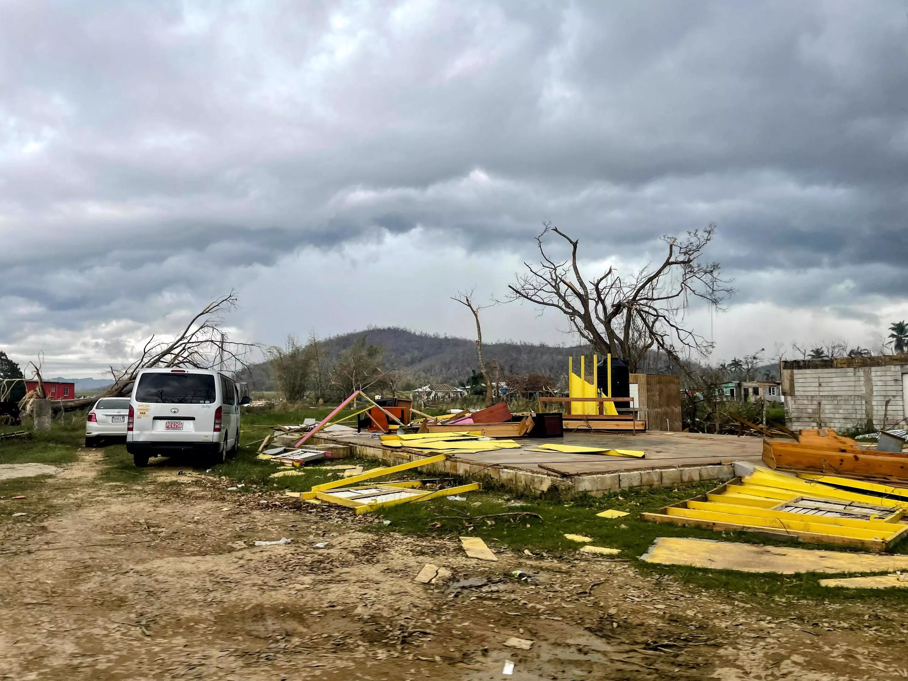Paysage dévasté en Jamaïque.