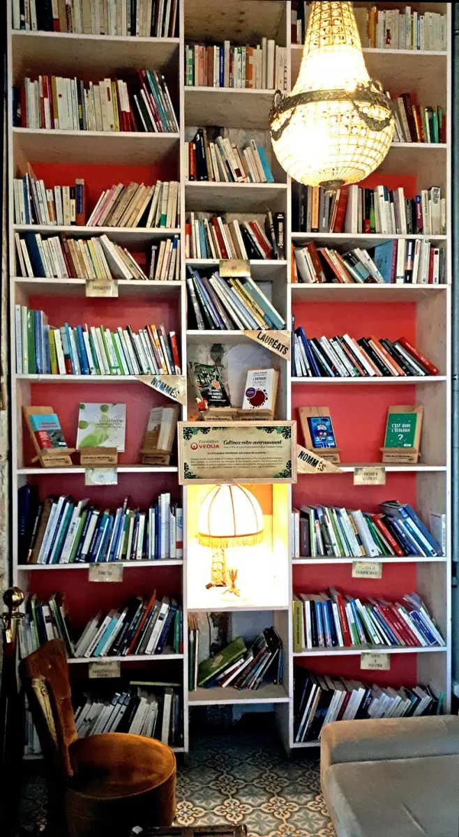 La bibliothèque de la REcyclerie