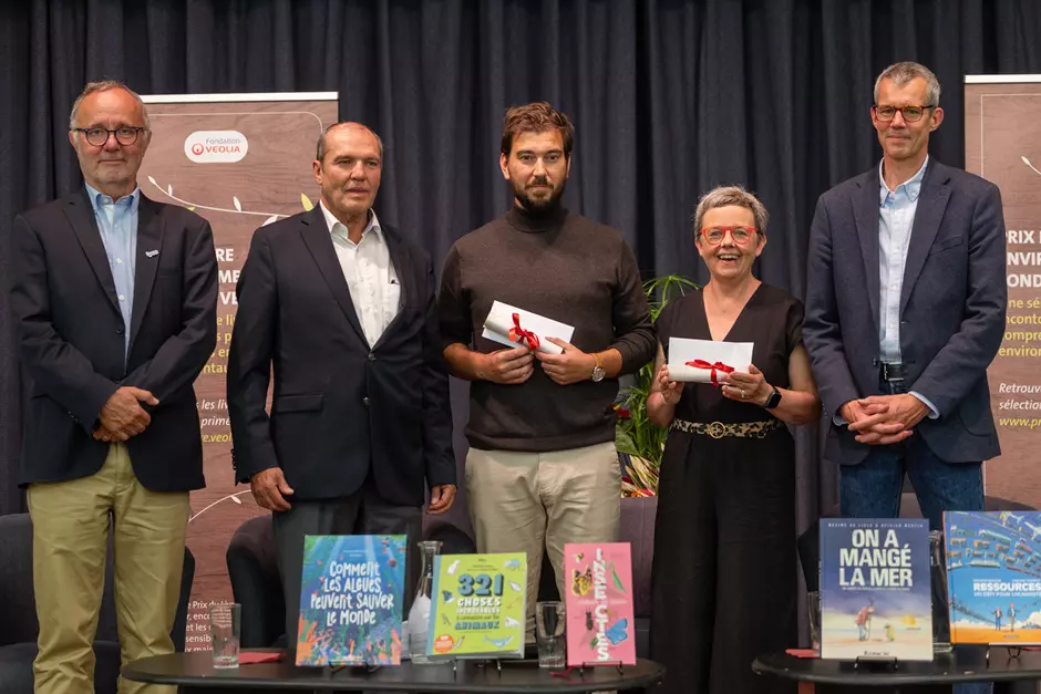 Les lauréats et remettants du Prix du Livre Environnement 2025 de la fondation Veolia et de sa Mention jeunesse