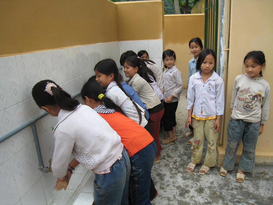L'eau et l'assainissement : une priorité pour les populations vulnérables 7319,raw,un-enfant-par-la-main-Sanitation-facility-4-08-004.jpg