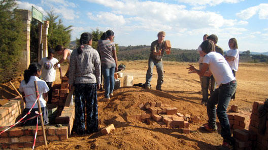Des jeunes lycéens français participent au développement d'un village malgache isolé 9371,raw,Vive-l_enfance-528.jpg