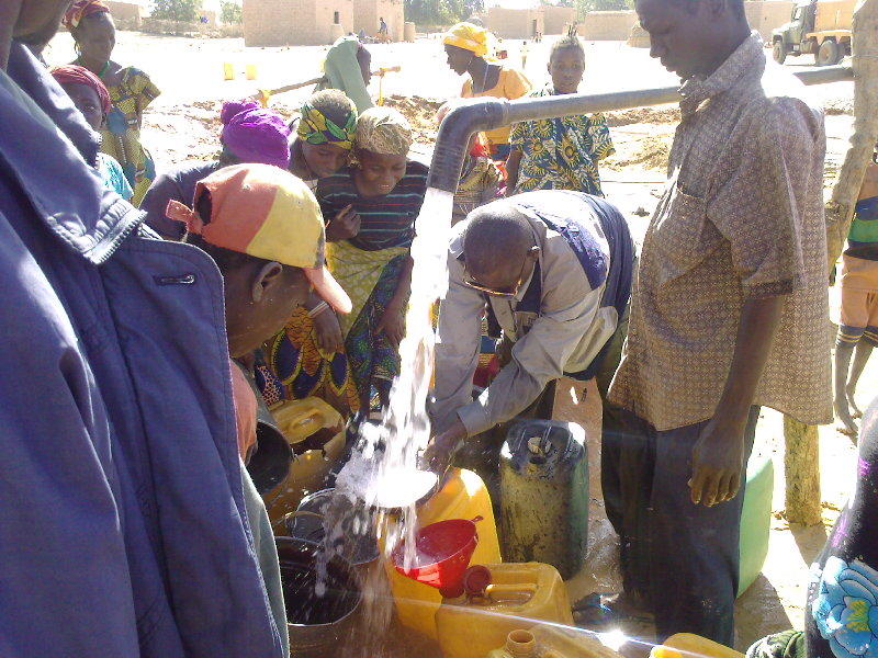 Des adductions d'eau potable pour les villages, avec les villageois 9930,raw,2013---13HD1730---R_seau-Marp-Niger-_1_.jpg