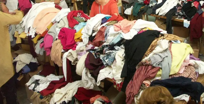 Secours Populaire - Tri de vêtements