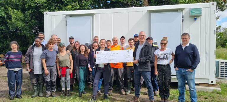 Remise du chèque de soutien à la ferme Deux Bouts par Sophie Delage, la marraine