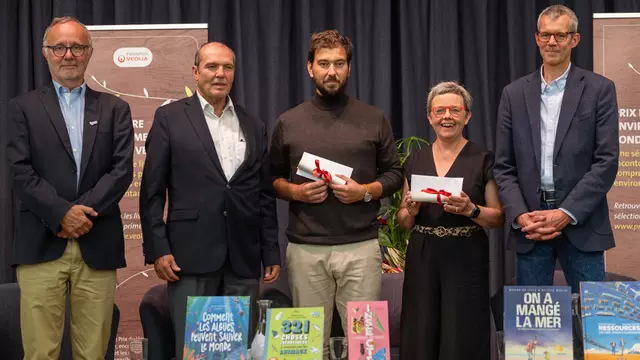 Les lauréats et remettants du Prix du Livre Environnement 2025 de la fondation Veolia et de sa Mention jeunesse
